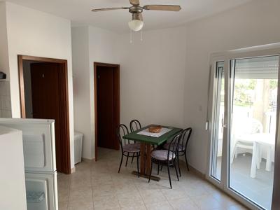 Apartman C – blagovaonica s velikim stolom i pogledom prema terasi