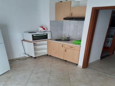 Apartman C – kuhinja s pločama, sudoperom i ormarićima