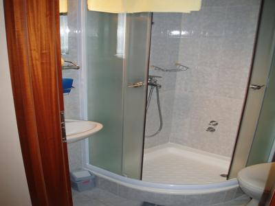 Apartman D – kupaonica s tuš kabinom