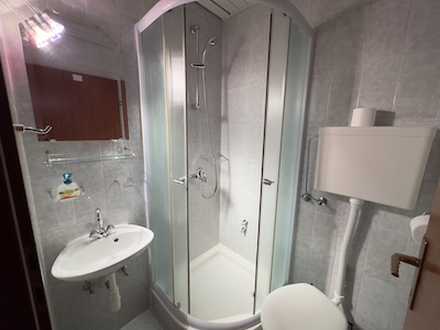 Apartman P – druga kupaonica