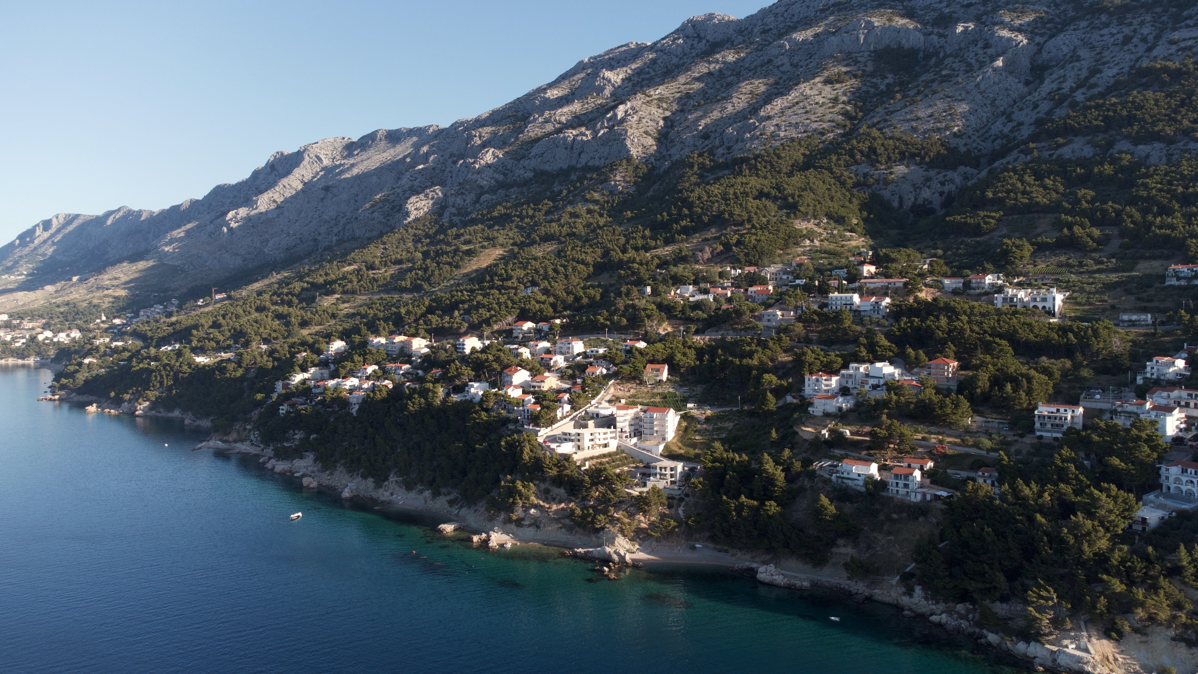 Plaža ispod objekta – borovina i more